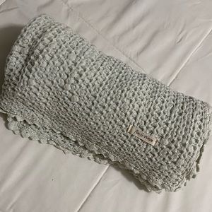 Like New Fin & Vince Waffle Knit Blanket!